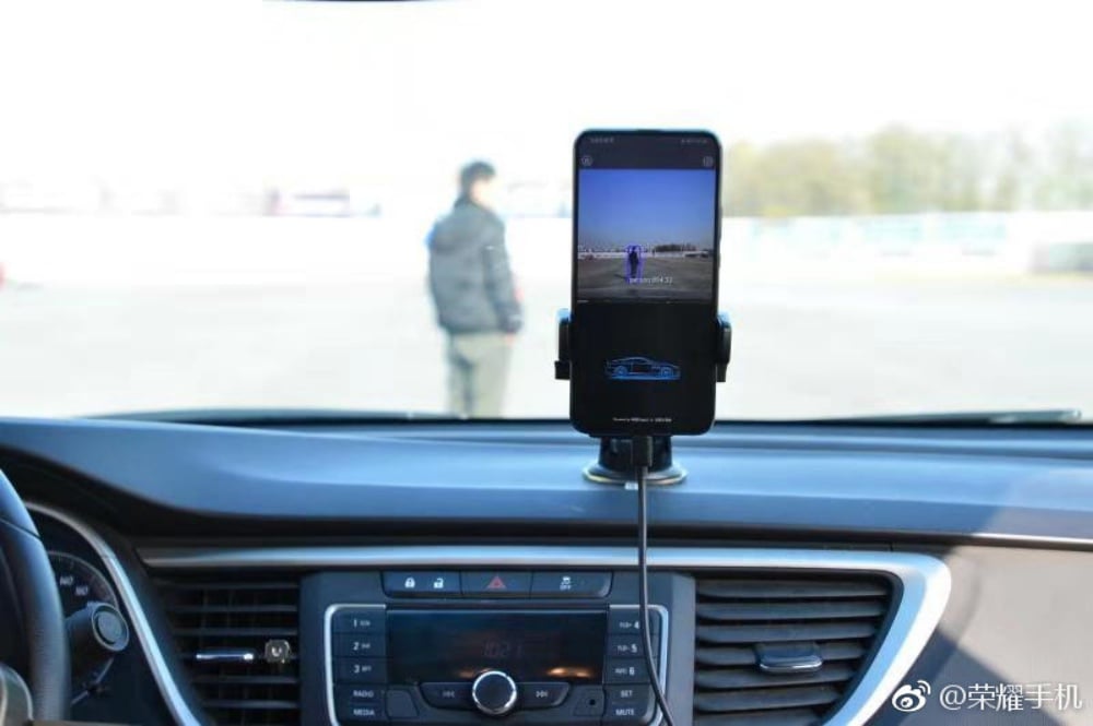 榮耀Magic 2內的數位助理服務YOYO可以幫忙開車