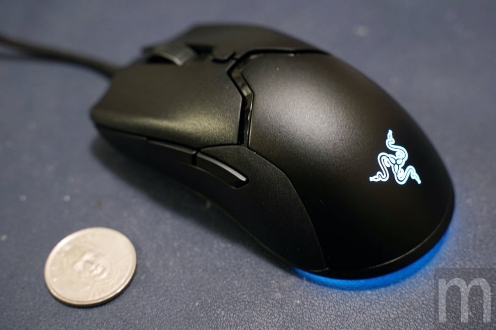 動手玩／針對小手掌玩家，或是特殊抓握操作需求設計的Razer Viper Mini