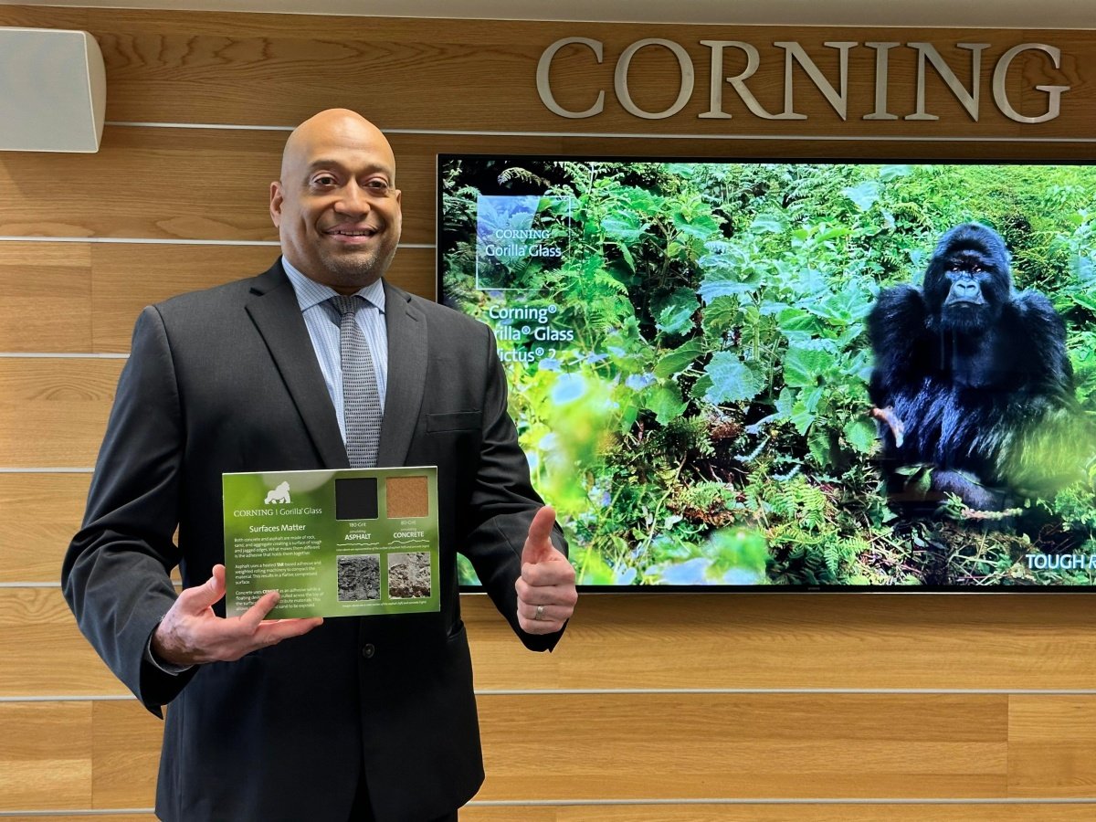 康寧公布新款強化玻璃Gorilla Glass Victus 2,提升瀝青表面上垂直2公尺掉落時的抗摔能力 康寧公布新款強化玻璃Gorilla Glass Victus 2,提升瀝青表面上垂直2公尺掉落時的抗摔能力