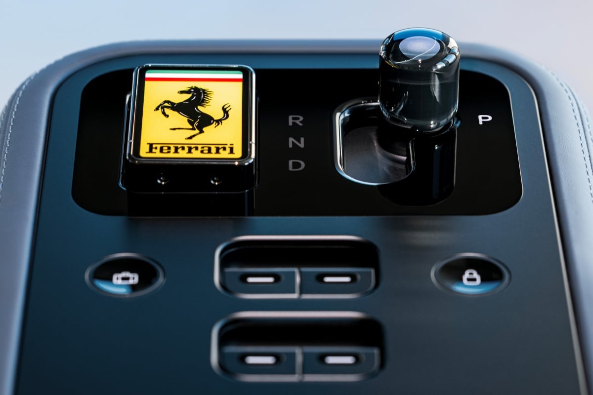 法拉利首款電動車「Luce」內裝曝光，Jony Ive用實體按鍵教車廠什麼叫質感