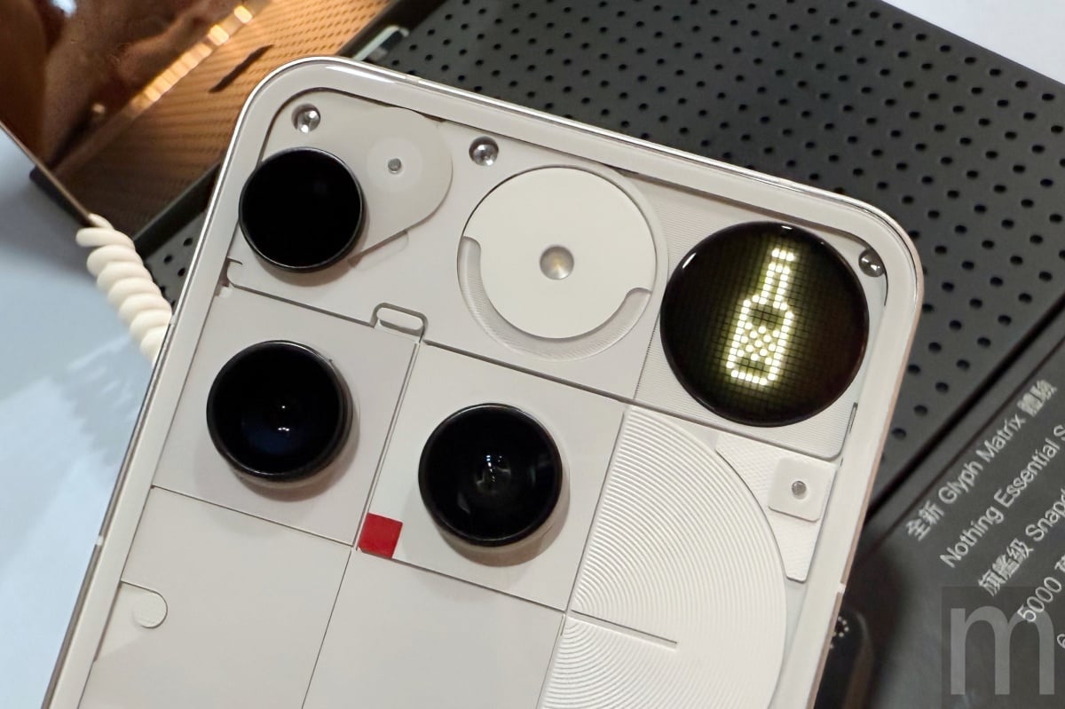 換上Glyph Matrix螢幕設計、升級相機的Nothing Phone (3),與Nothing首款頭戴耳機同步登台 換上Glyph Matrix螢幕設計、升級相機的Nothing Phone (3),與Nothing首款頭戴耳機同步登台