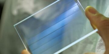 將資料寫入玻璃保存數萬年！微軟「Project Silica」技術獲重大突破，連家用玻璃都能當硬碟