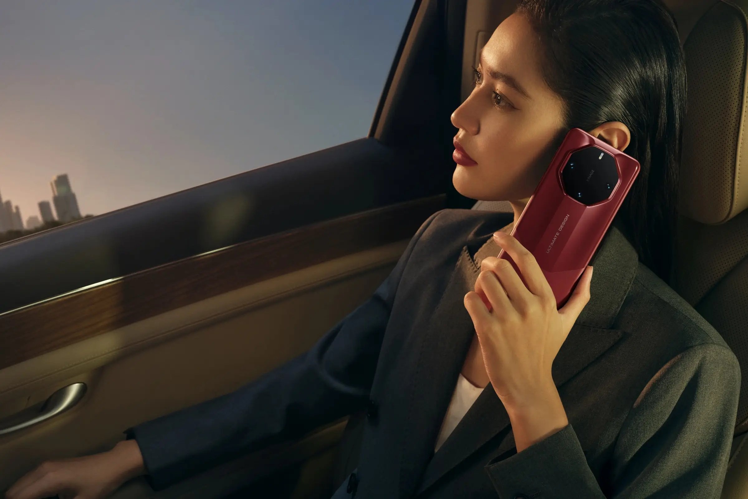 華為啟用Ultimate Design非凡大師品牌，推出對標iPhone 15 Pro Max的Mate 60 RS與18K金設計HUAWEI Watch