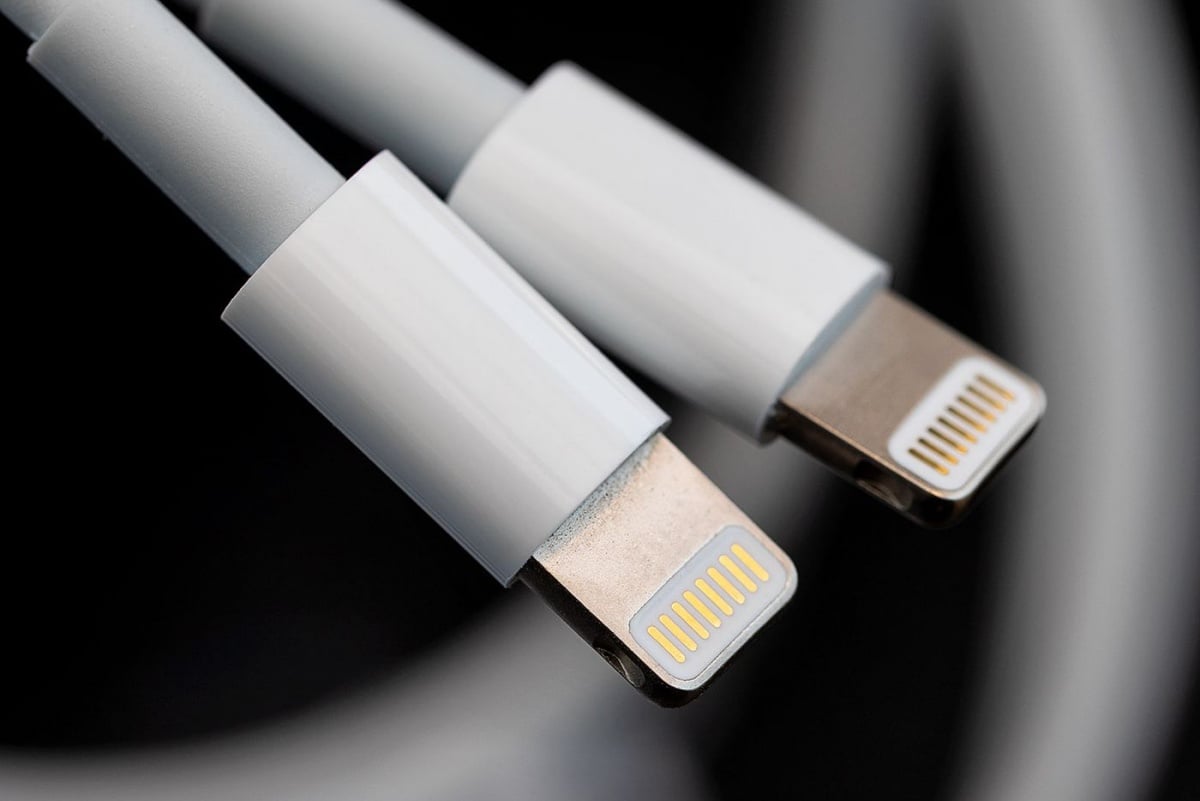 歐盟決議以USB-C作為中小型可攜電子裝置統一充電介面,未來iPhone必須棄用Lightning連接埠 歐盟決議以USB-C作為中小型可攜電子裝置統一充電介面,未來iPhone必須棄用Lightning連接埠
