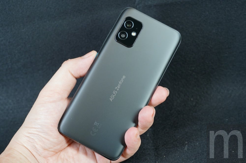 華碩新生代旗艦小鋼砲ZenFone 8簡單玩，鎖定恰好單手操控的效能需求