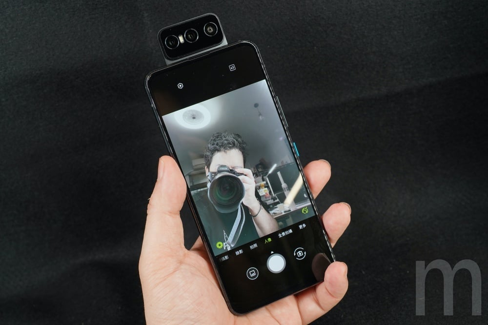 延續過往180度上掀鏡頭使用特色，ZenFone 8 Flip簡單玩